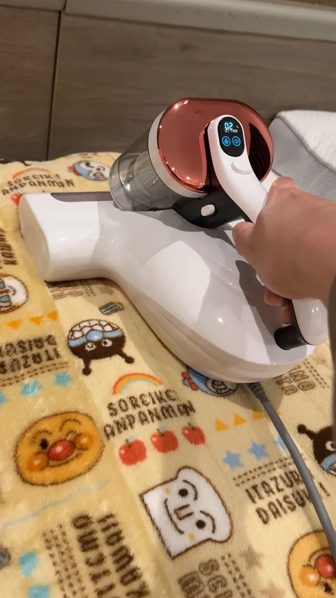 子ども用の布団にUWANT M100をかけている使用シーン