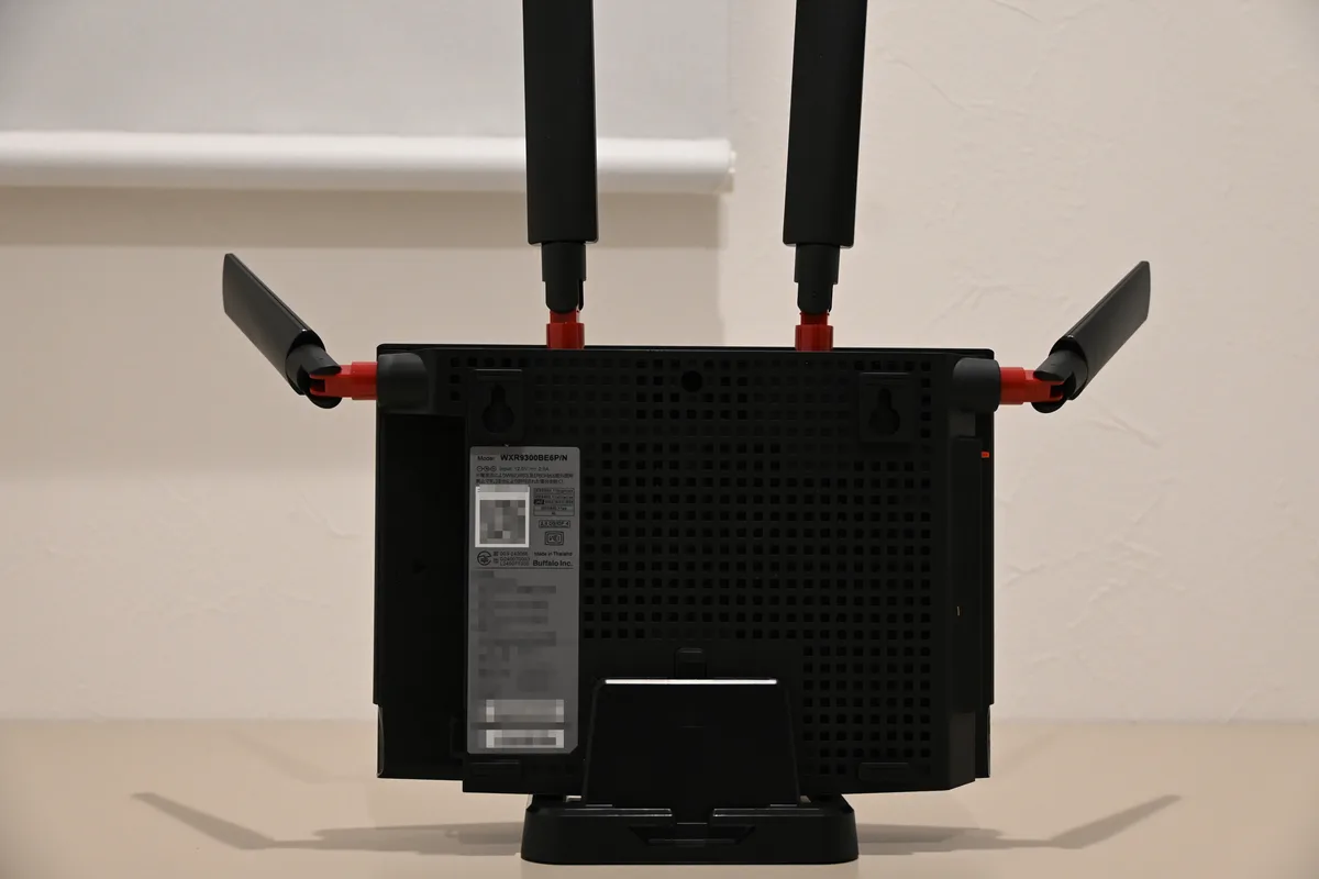 WXR9300BE6P/N背面の放熱メッシュと型番ラベル・壁掛け穴
