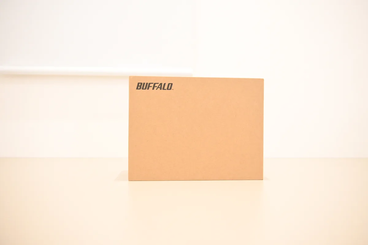 バッファローWXR9300BE6P/Nのパッケージ（BUFFALOロゴ入りの箱）