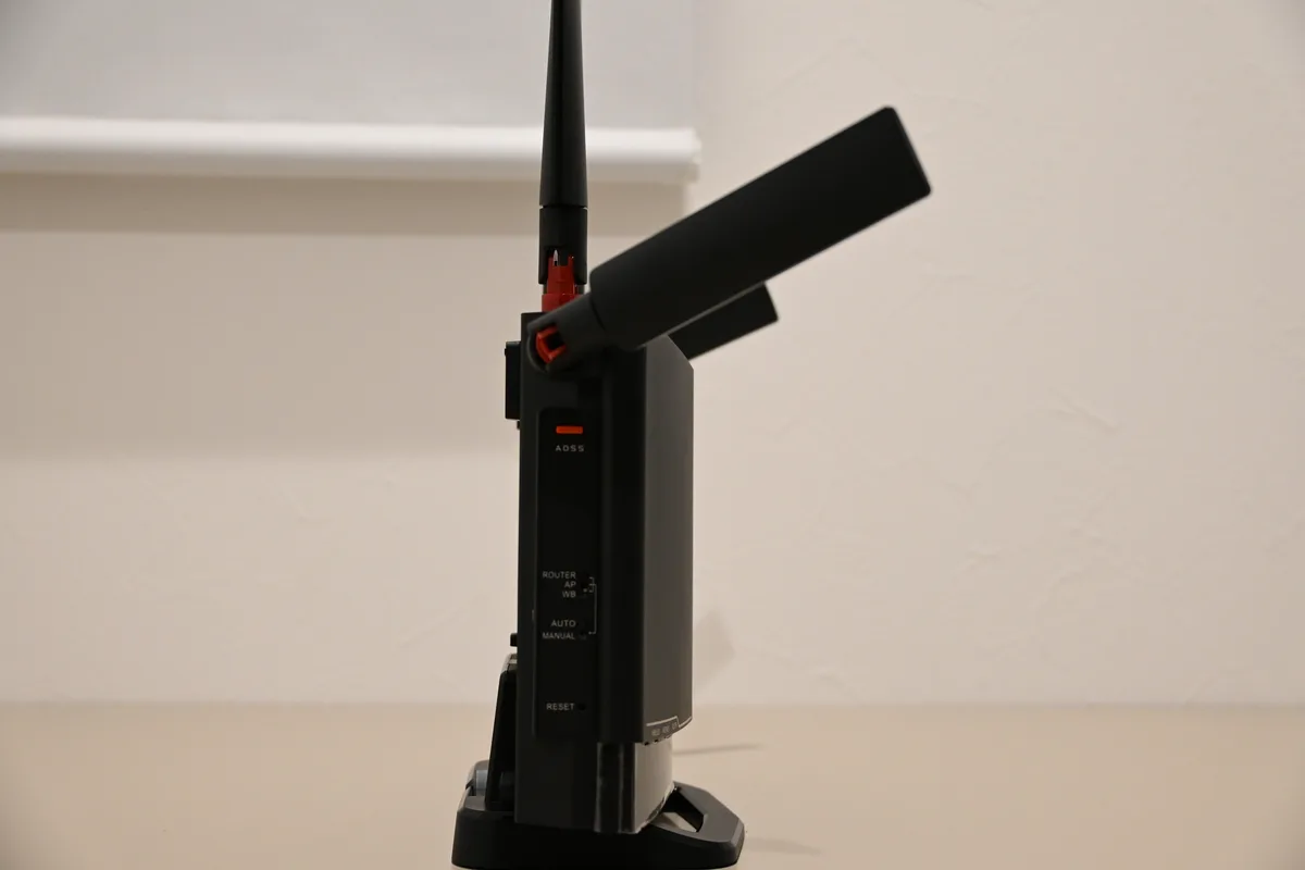 WXR9300BE6P/N側面のAOSSボタン・ROUTER/AP/WB切替・RESETスイッチ