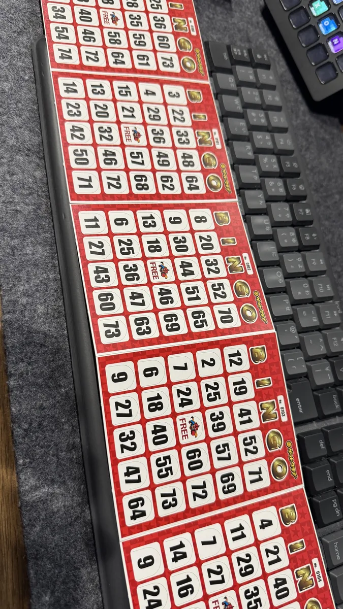 切り離す前の5枚つづりのビンゴカード(No.0101〜0104)