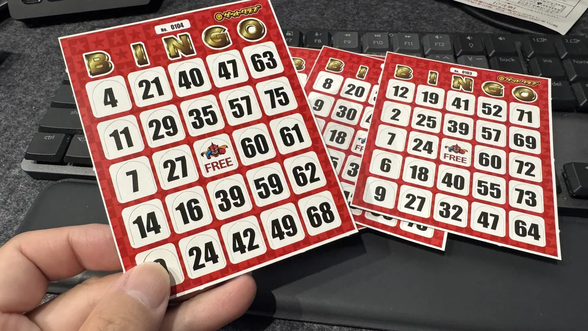 ゲットクラブのビンゴカードを手に持ったサイズ感(No.0104)
