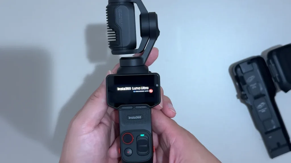手に持ったInsta360 Luna Ultraの本体正面