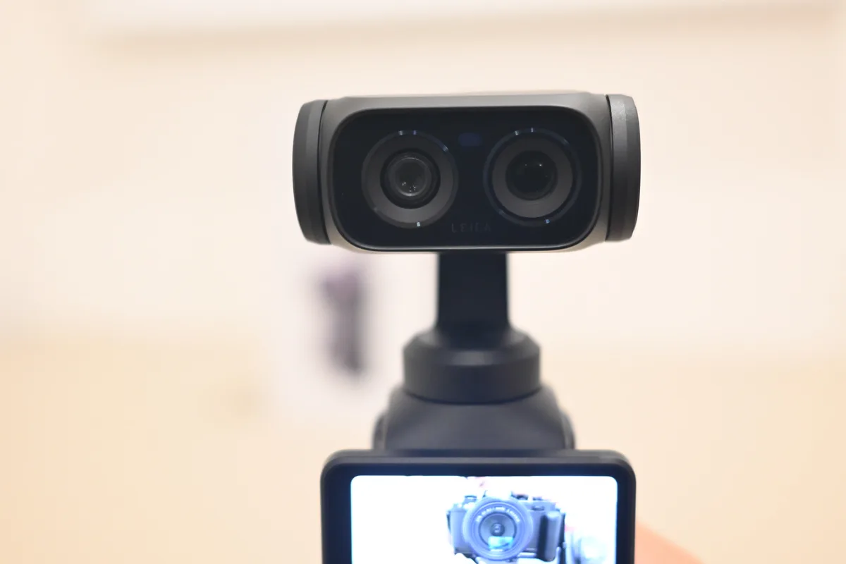 Insta360 Luna Ultraのライカ2眼レンズを正面から見たアップ