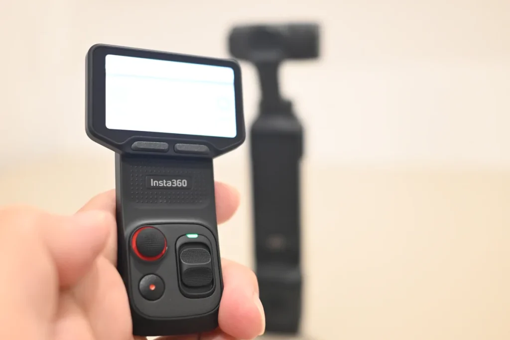外したInsta360 Luna Ultraモニターの録画ボタンとスイッチ