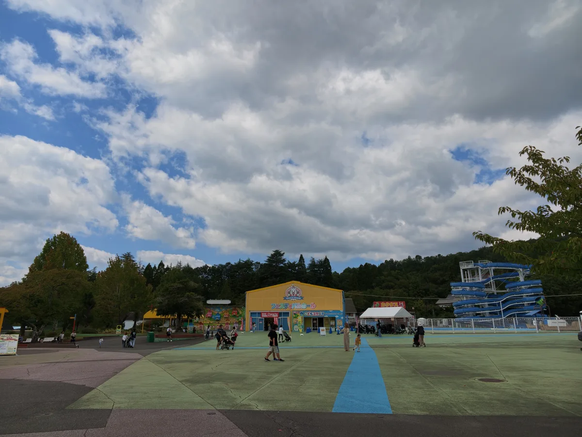 Insta360 Luna Ultraの1倍で撮った遊園地の風景