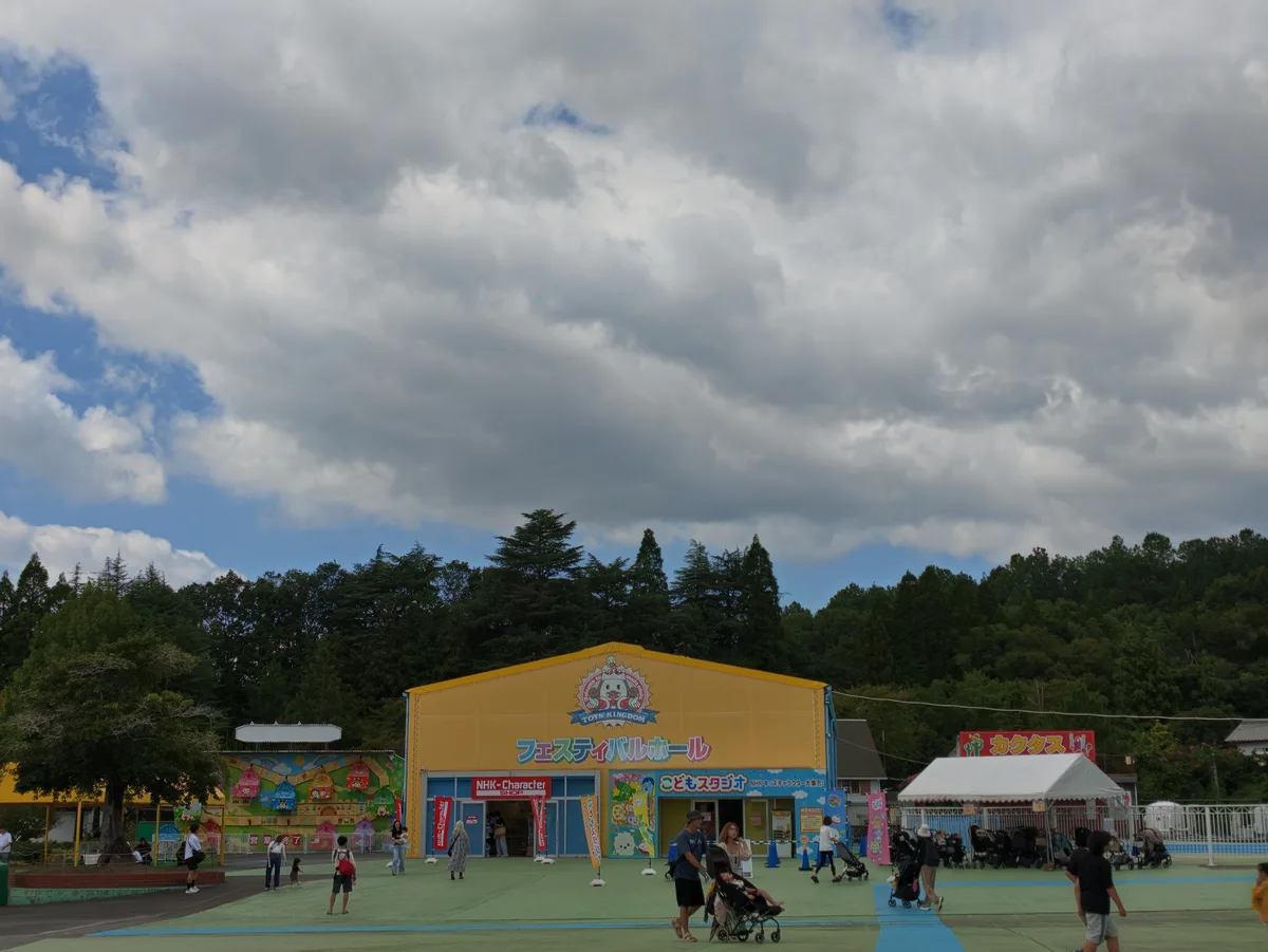 Insta360 Luna Ultraの2倍ズームで撮った遊園地の建物