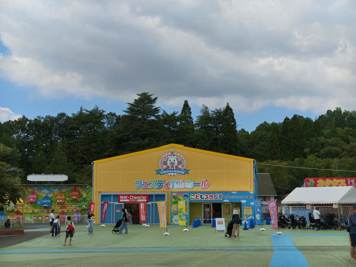 Insta360 Luna Ultraの3倍ズームで撮った遊園地の建物