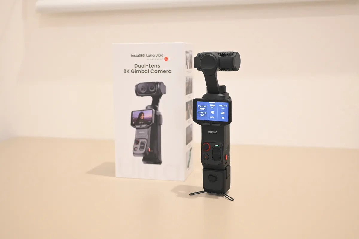 Insta360 Luna Ultraのパッケージ正面と本体を並べた全体像