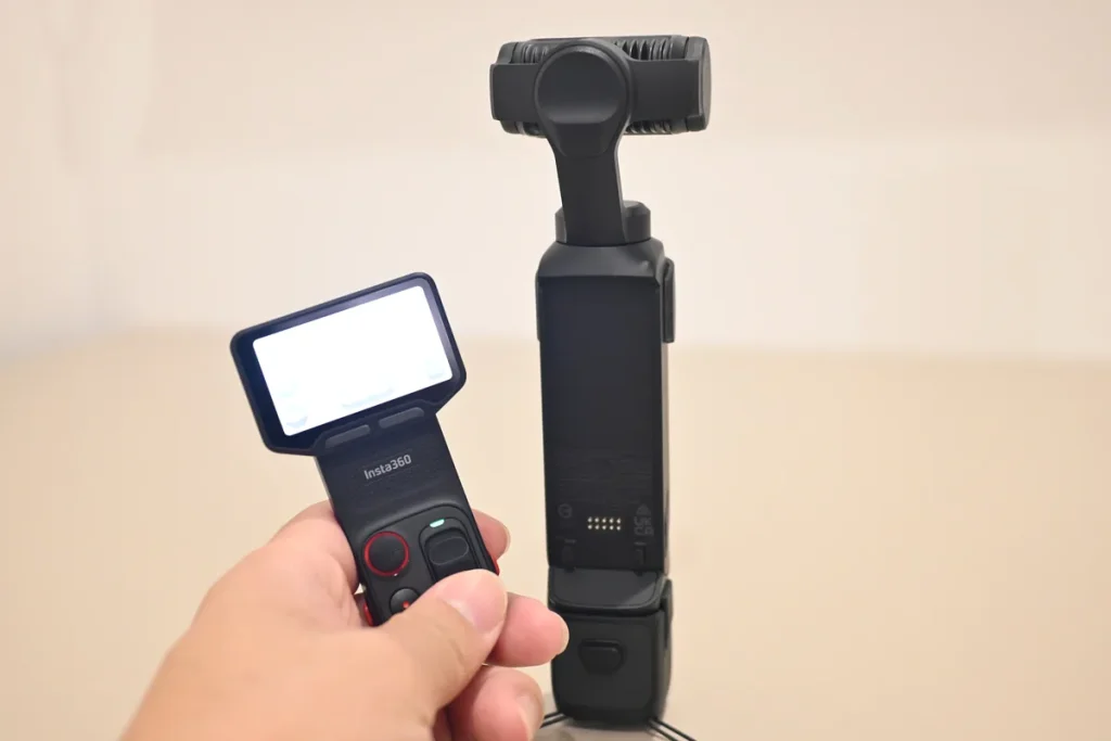 本体から外したInsta360 Luna Ultraのモニターを手に持ったところ