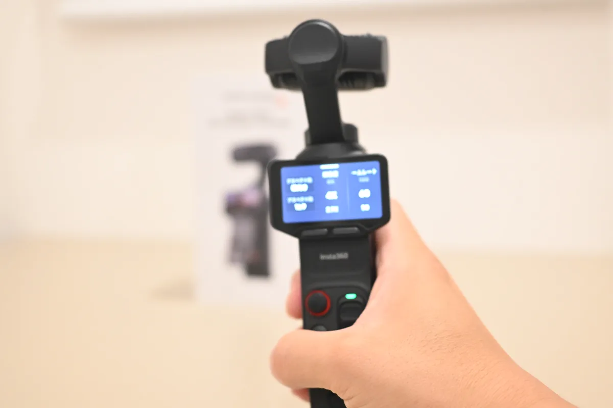 Insta360 Luna Ultraを手に持って設定メニューを開いたところ