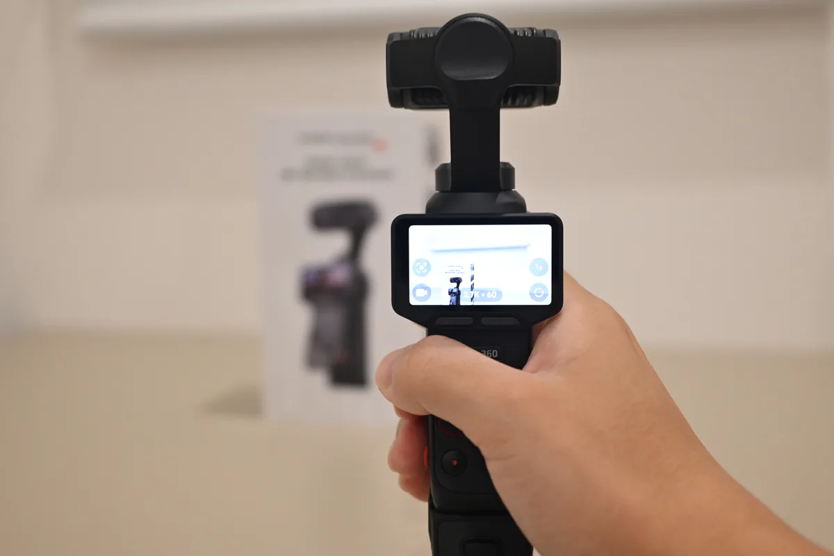 Insta360 Luna Ultraの画面で構図を確認しながら撮影する様子