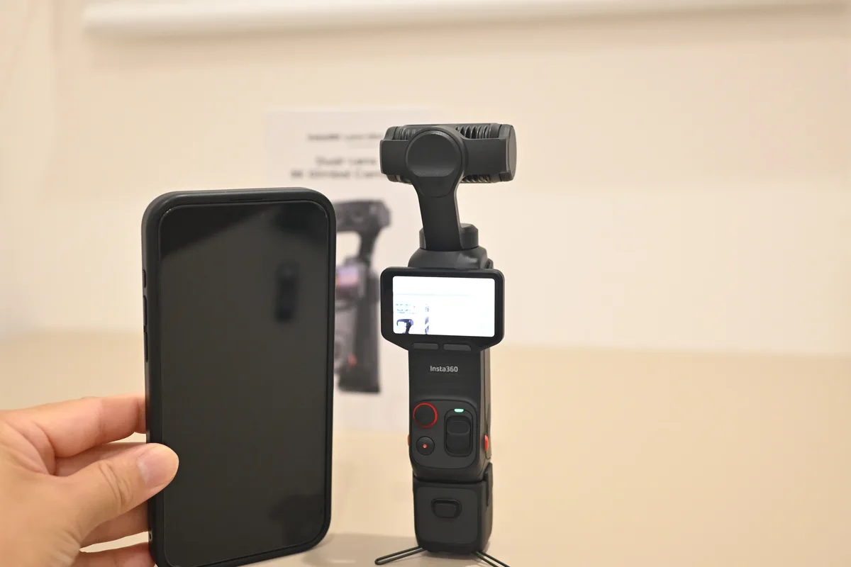 スマートフォンと並べたInsta360 Luna Ultraのサイズ感