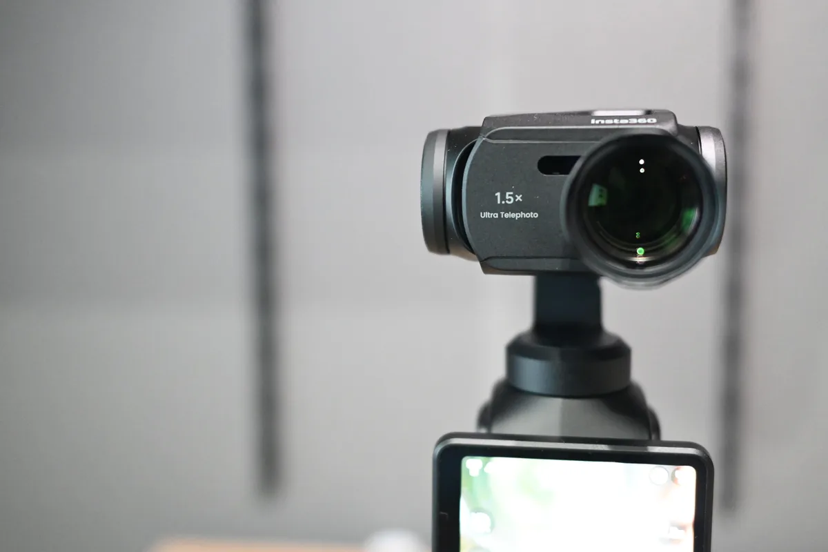 超望遠レンズ側面の「1.5× Ultra Telephoto」の表記