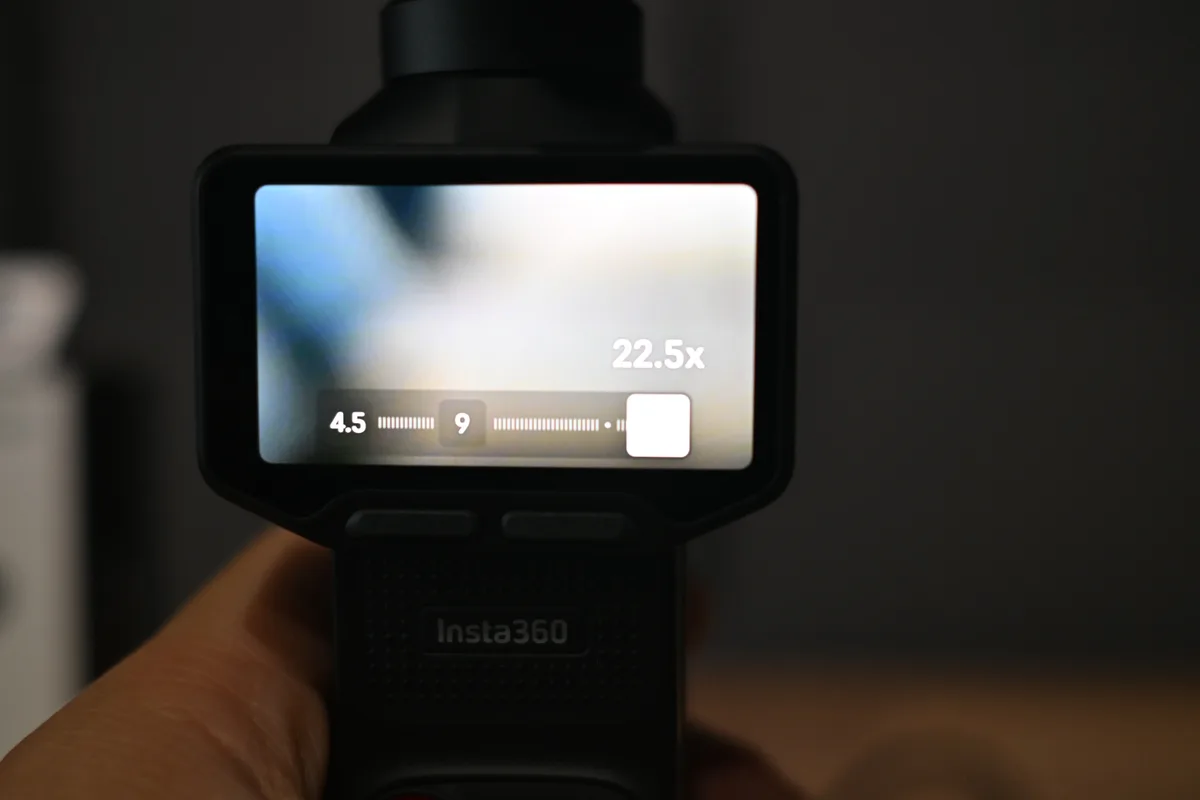 22.5倍まで寄れることが分かるLuna Ultraの画面表示