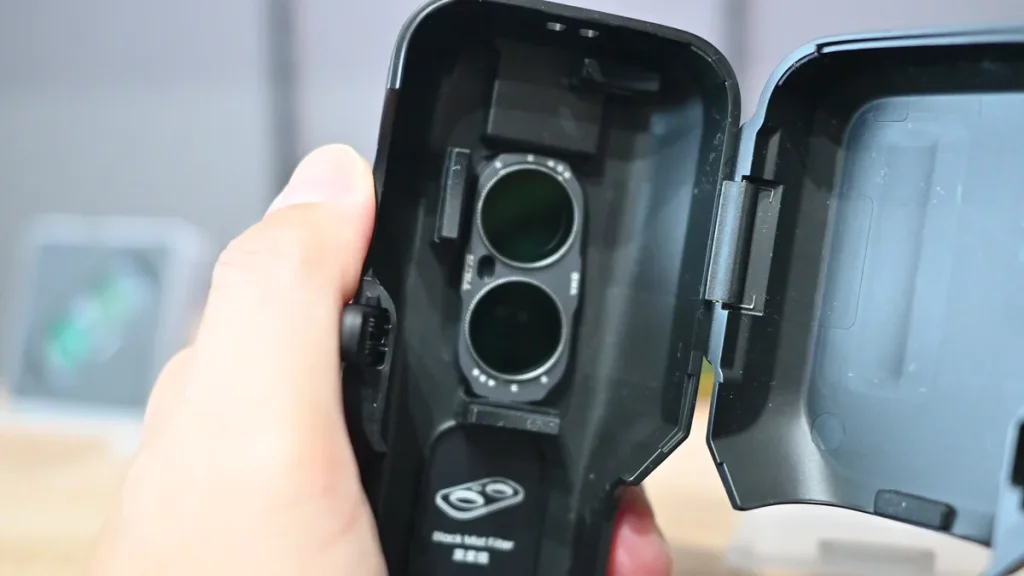 Luna Ultra純正ケースの収納枠に入れたTILTAフィルター
