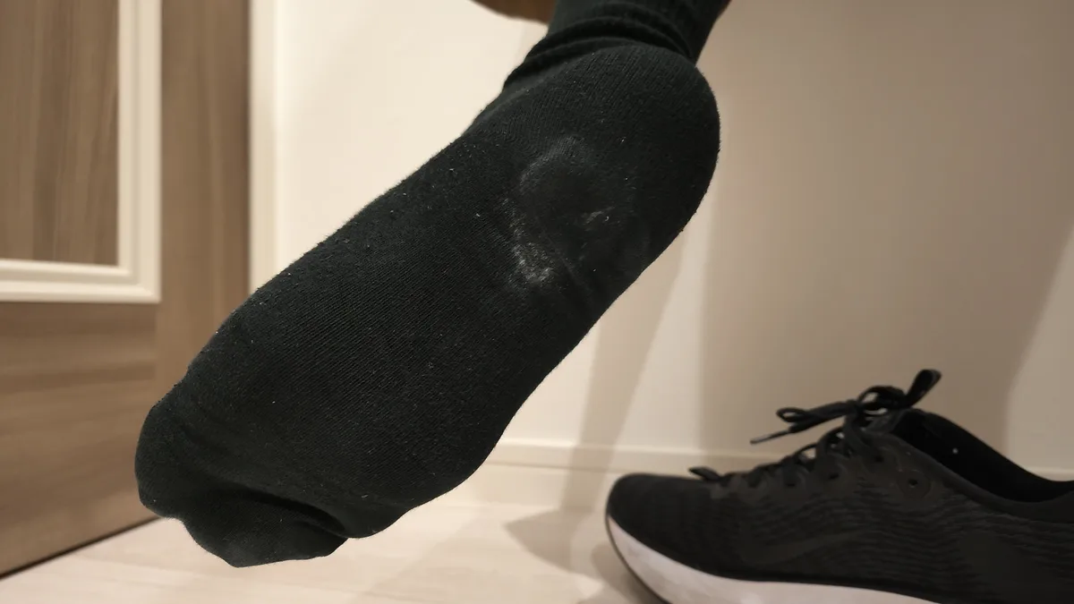 黒い靴下で履いた直後、かかとに少しだけ残ったパウダー